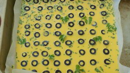 рулет-омлет с маслинами в духовке