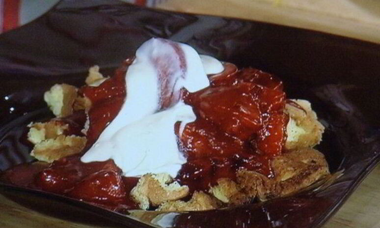 Рецепт сладкий омлет с карамелизированными сливами