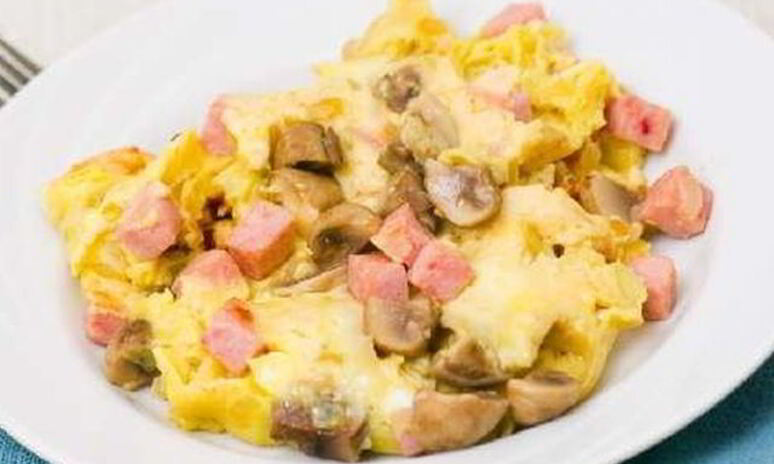 Рецепт сытный омлет с грибами и ветчиной