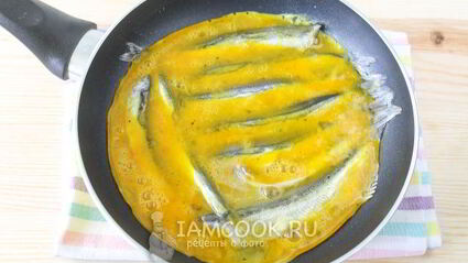 жареная мойва в омлете