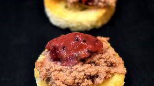 Паштет из фермерской куриной печени с мармеладом из красного крыжовника и смородины