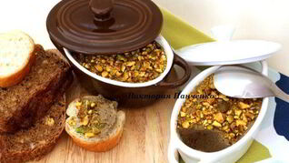 Паштет из куриной печени с авокадо и фисташками