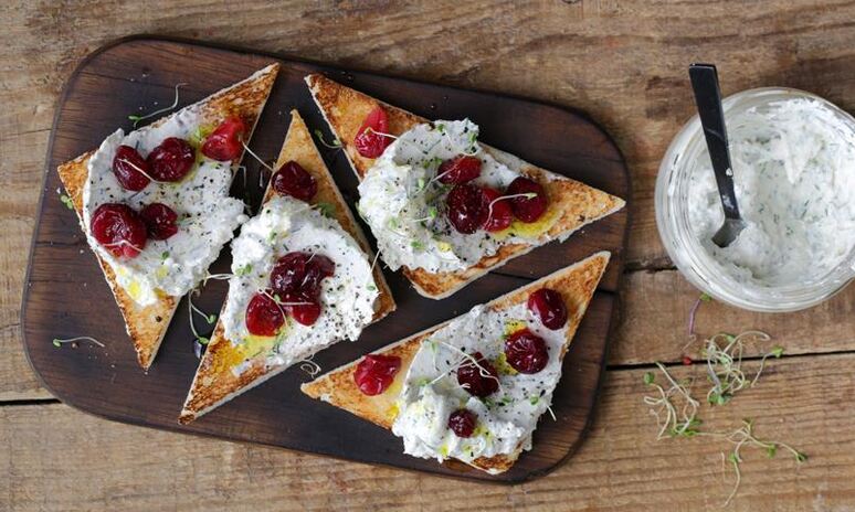 Рецепт паштет из муксуна горячего копчения с клюквой на хлебцах