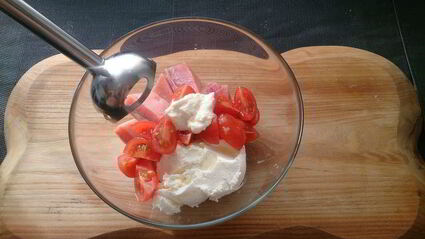 паштет из слабосоленой семги с томатами и маслинами