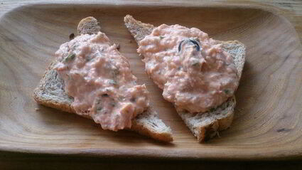 паштет из слабосоленой семги с томатами и маслинами