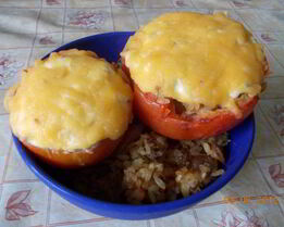 Помидоры, фаршированные курицей и рисом