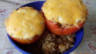 Помидоры, фаршированные курицей и рисом