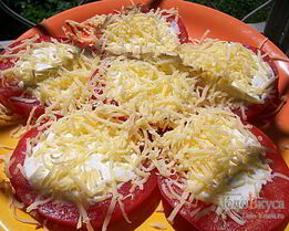 Помидоры с сыром и чесноком