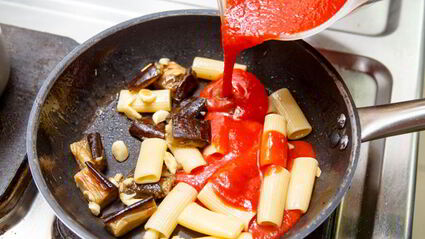 ригатони с печеным баклажаном и домашней рикоттой