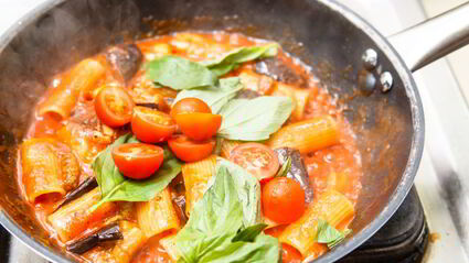 ригатони с печеным баклажаном и домашней рикоттой