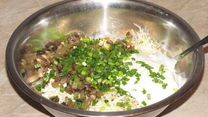 булочки-роллы с грибным дип-соусом