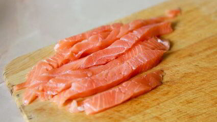 горячий ролл — росу драгон маки с цитрусовым соусом спайс