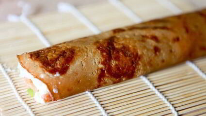 горячий ролл — росу драгон маки с цитрусовым соусом спайс