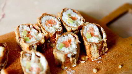 горячий ролл — росу драгон маки с цитрусовым соусом спайс