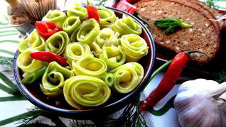 Маринованные роллы из молодых кабачков