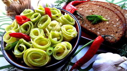маринованные роллы из молодых кабачков