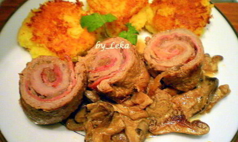 Рецепт мясные роллы в винно-грибном соусе
