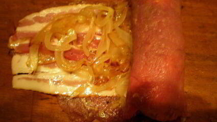 мясные роллы в винно-грибном соусе