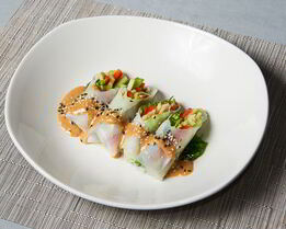 Спринг-роллы с овощами и соусом