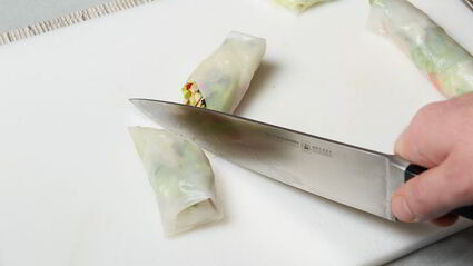 спринг-роллы с овощами и соусом