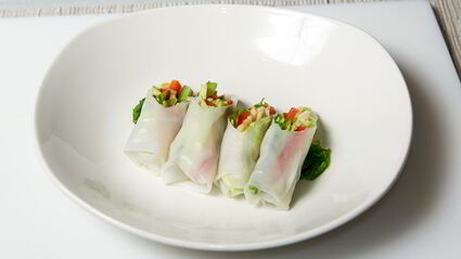 спринг-роллы с овощами и соусом