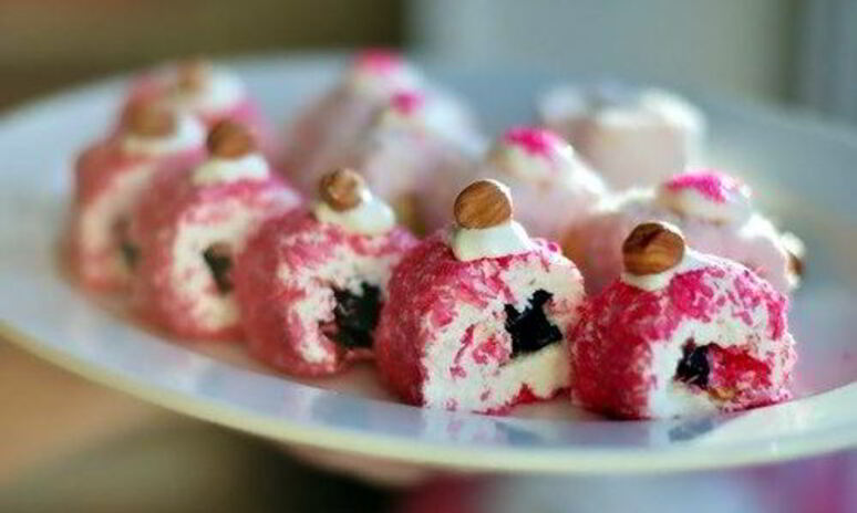 Рецепт творожные роллы с медом и фруктами