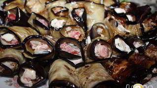 Баклажанные рулетики с овощами и моцареллой