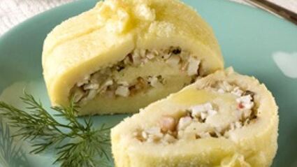 картофельный рулет с морским коктейлем