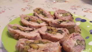 Куриный рулет с фисташками