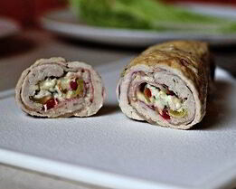 Куриный рулет с начинкой из сыра, бекона и перца