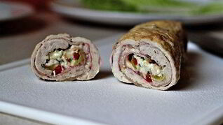 Куриный рулет с начинкой из сыра, бекона и перца