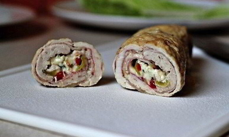 Рецепт куриный рулет с начинкой из сыра, бекона и перца