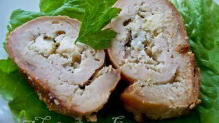 Куриные рулетики с сыром Фета и ароматной заправкой