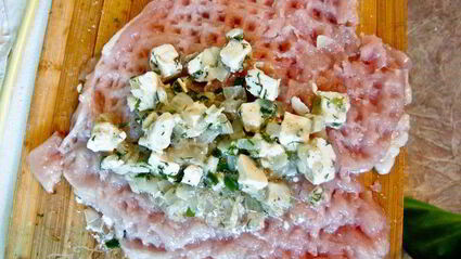 куриные рулетики с сыром фета и ароматной заправкой