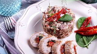 Куриные рулеты с моцареллой, шпинатом и вялеными томатами