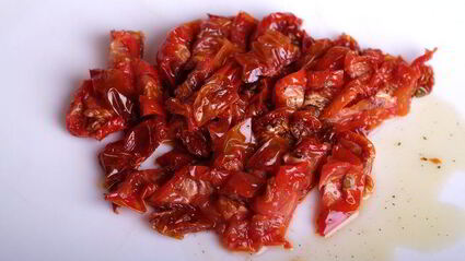 куриные рулеты с моцареллой, шпинатом и вялеными томатами