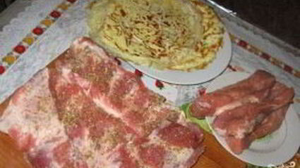 мясной рулет, фаршированный омлетом