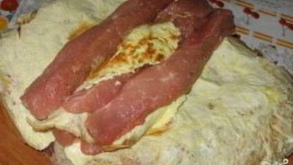 мясной рулет, фаршированный омлетом