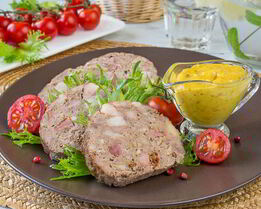 Мясной рулет с копченой грудинкой