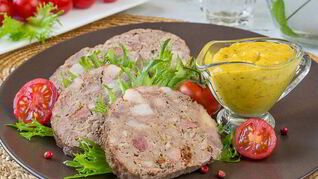 Мясной рулет с копченой грудинкой