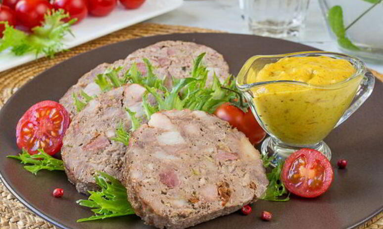 Рецепт мясной рулет с копченой грудинкой