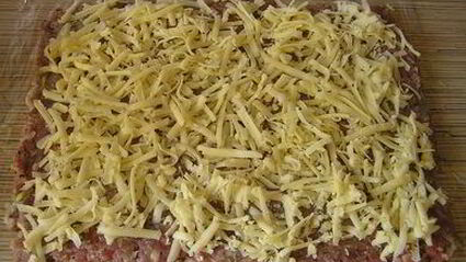 мясной рулет с сыром и зеленью