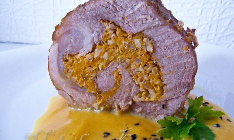Рецепт мясной рулет с тыквой, грецкими орехами и чесноком