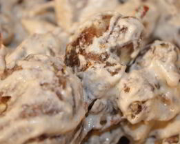 Мясные рулеты с черносливом и грецкими орехами в сметане