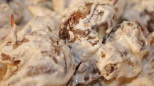 Мясные рулеты с черносливом и грецкими орехами в сметане