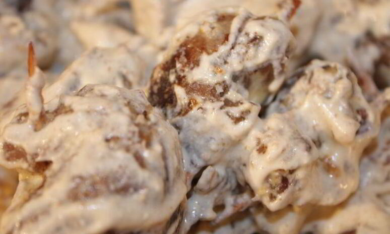 Рецепт мясные рулеты с черносливом и грецкими орехами в сметане