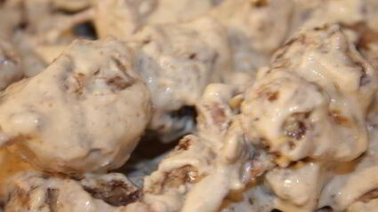 мясные рулеты с черносливом и грецкими орехами в сметане