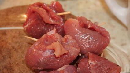 мясные рулеты с черносливом и грецкими орехами в сметане