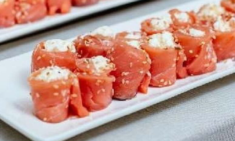Рецепт нежные рулетики из семги с сыром