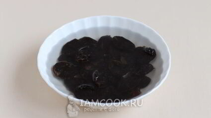 праздничный рулет из свинины с черносливом и орехами